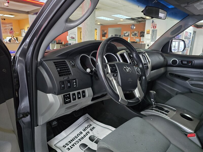 2015 Toyota Tacoma V6 - Photo 8 - Hamilton, OH 45015