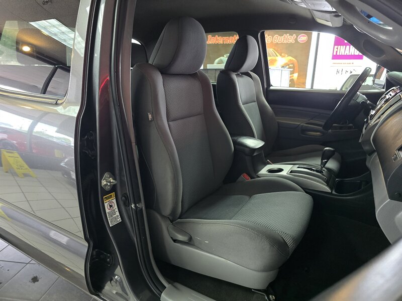 2015 Toyota Tacoma V6 - Photo 14 - Hamilton, OH 45015