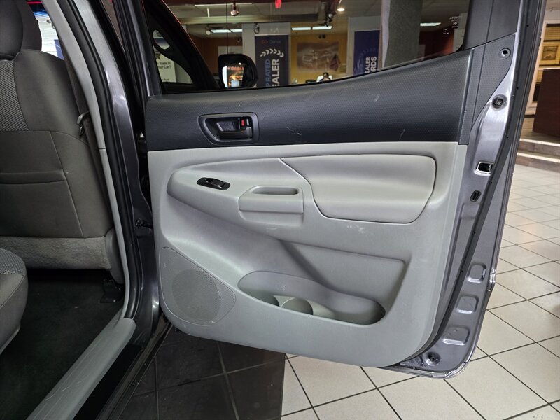 2015 Toyota Tacoma V6 - Photo 15 - Hamilton, OH 45015