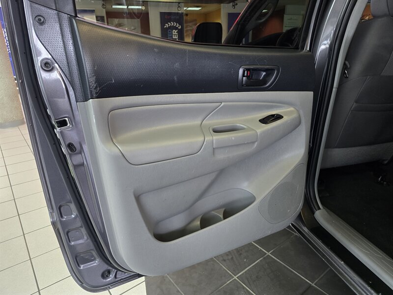 2015 Toyota Tacoma V6 - Photo 10 - Hamilton, OH 45015