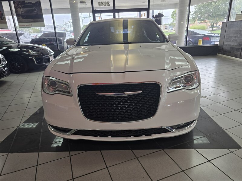 2019 Chrysler 300 Series Touring 4DR SEDAN AWD - Photo 2 - Hamilton, OH 45015