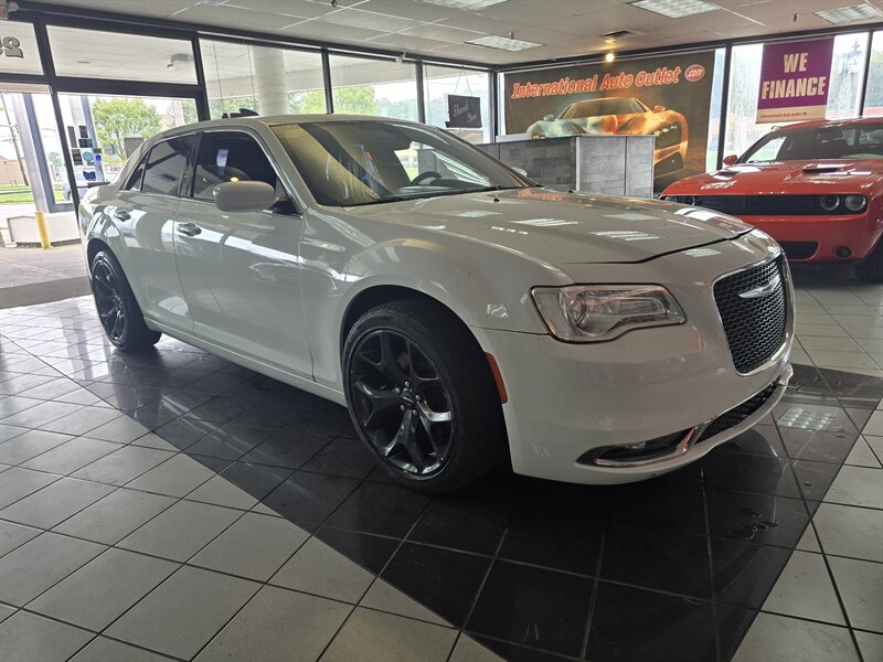 2019 Chrysler 300 Series Touring 4DR SEDAN AWD - Photo 4 - Hamilton, OH 45015
