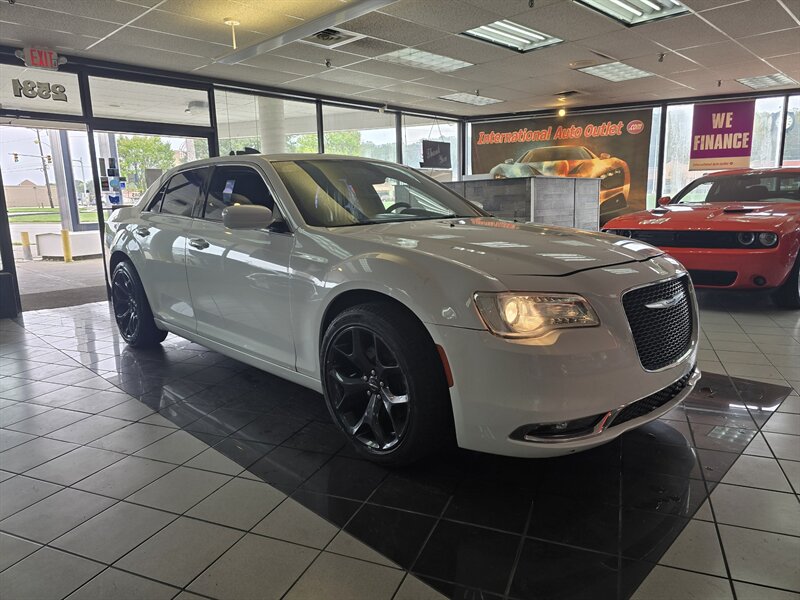 2019 Chrysler 300 Series Touring 4DR SEDAN AWD - Photo 6 - Hamilton, OH 45015