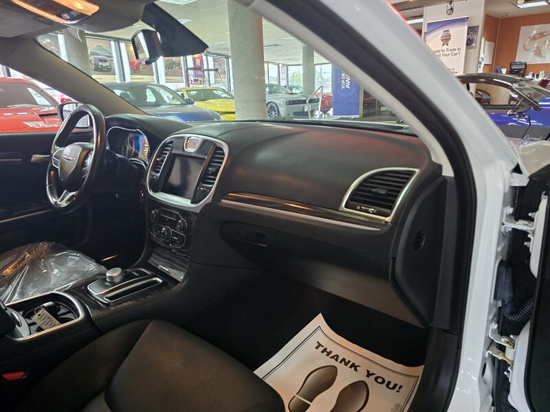 2019 Chrysler 300 Series Touring 4DR SEDAN AWD - Photo 15 - Hamilton, OH 45015