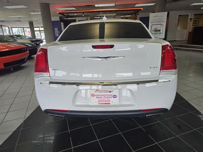 2019 Chrysler 300 Series Touring 4DR SEDAN AWD - Photo 7 - Hamilton, OH 45015