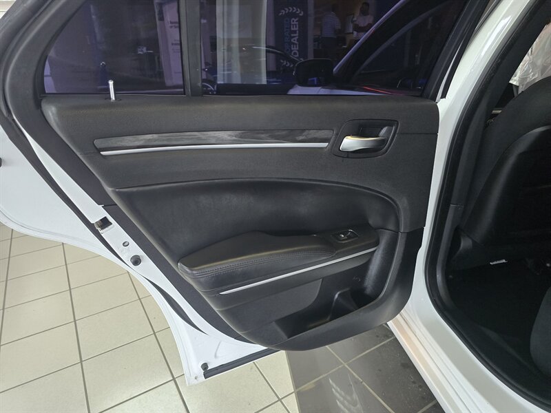 2019 Chrysler 300 Series Touring 4DR SEDAN AWD - Photo 12 - Hamilton, OH 45015