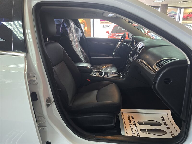 2019 Chrysler 300 Series Touring 4DR SEDAN AWD - Photo 16 - Hamilton, OH 45015