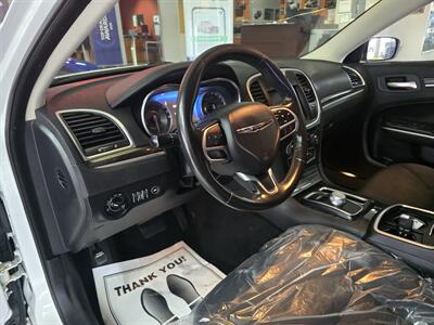 2019 Chrysler 300 Series Touring 4DR SEDAN AWD - Photo 10 - Hamilton, OH 45015