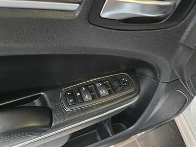 2019 Chrysler 300 Series Touring 4DR SEDAN AWD - Photo 19 - Hamilton, OH 45015