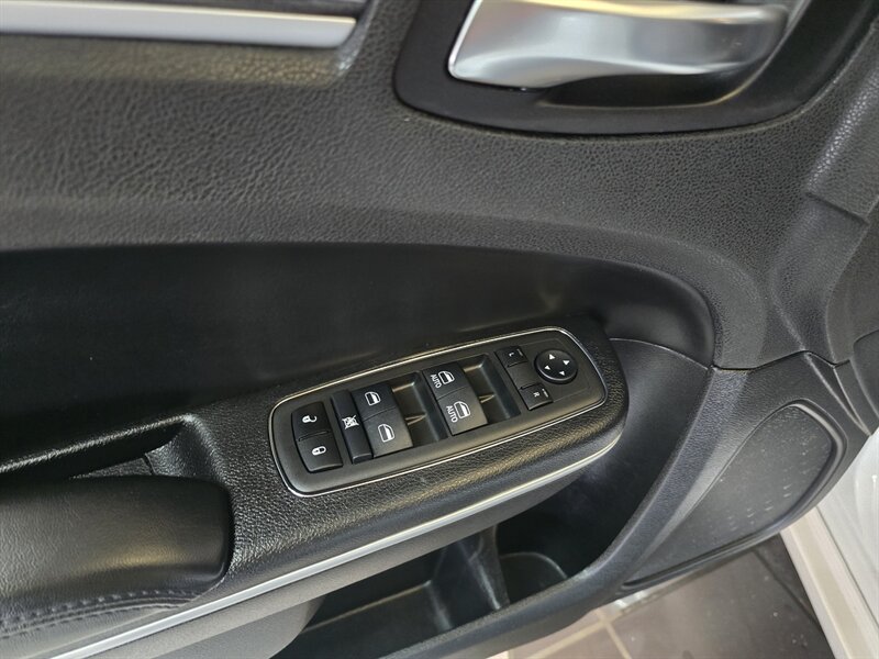 2019 Chrysler 300 Series Touring 4DR SEDAN AWD - Photo 19 - Hamilton, OH 45015