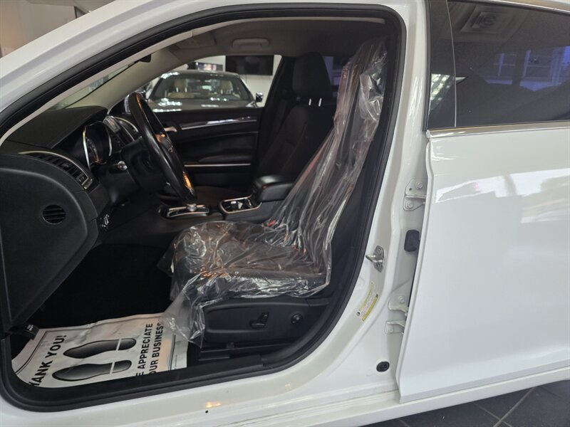 2019 Chrysler 300 Series Touring 4DR SEDAN AWD - Photo 11 - Hamilton, OH 45015