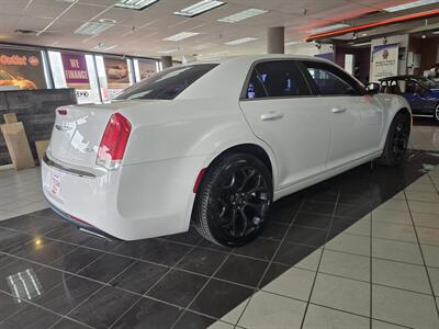 2019 Chrysler 300 Series Touring 4DR SEDAN AWD - Photo 5 - Hamilton, OH 45015