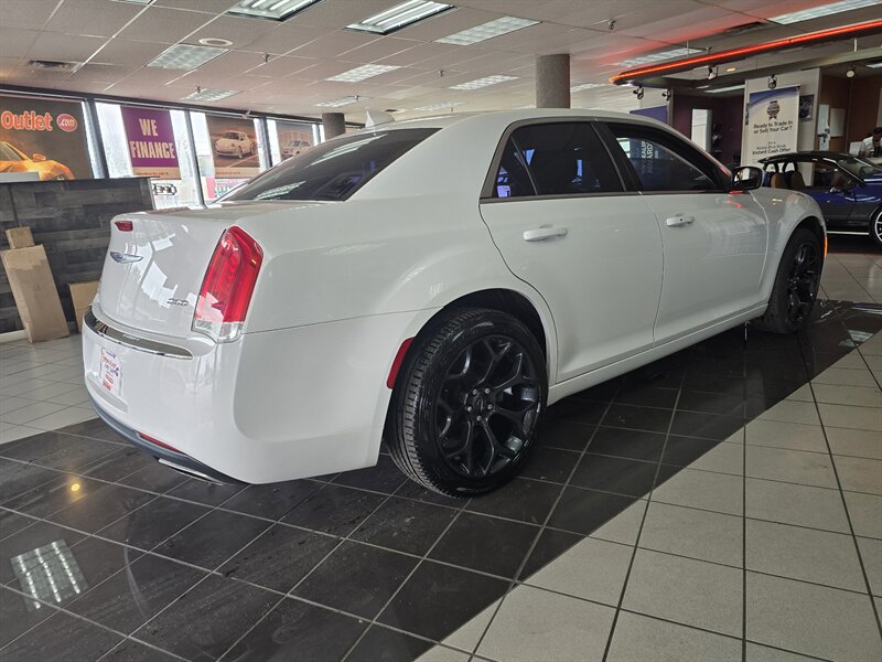 2019 Chrysler 300 Series Touring 4DR SEDAN AWD - Photo 5 - Hamilton, OH 45015