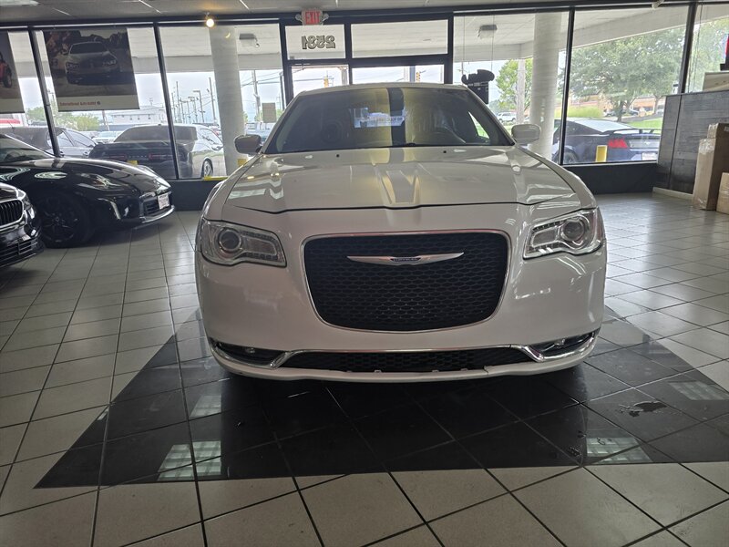 2019 Chrysler 300 Series Touring 4DR SEDAN AWD - Photo 3 - Hamilton, OH 45015