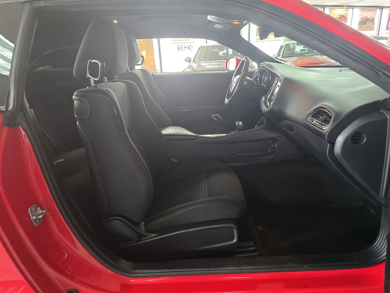 2015 Dodge Challenger SXT - Photo 18 - Hamilton, OH 45015