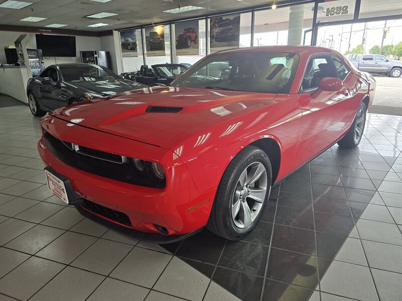 2015 Dodge Challenger SXT   - Photo 1 - Hamilton, OH 45015