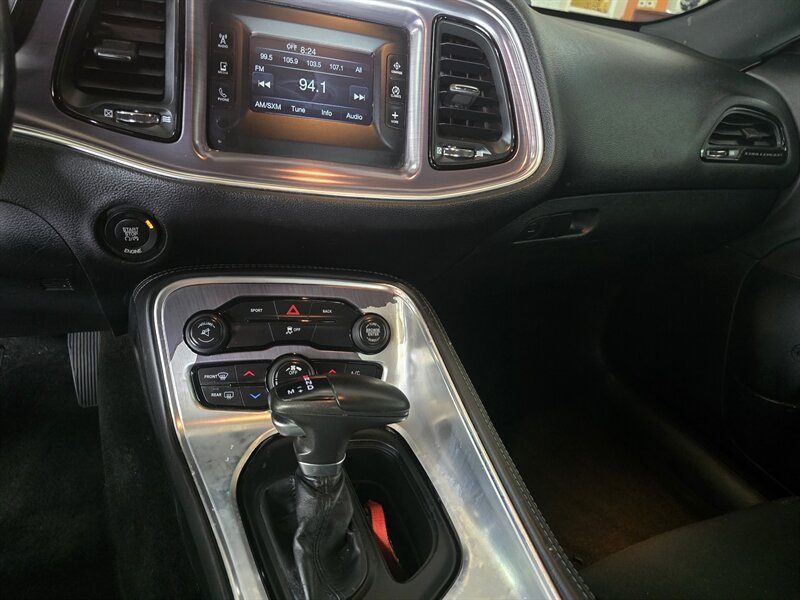2015 Dodge Challenger SXT - Photo 9 - Hamilton, OH 45015