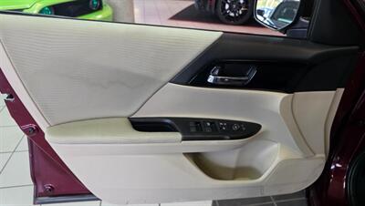 2017 Honda Accord LX   - Photo 18 - Hamilton, OH 45015