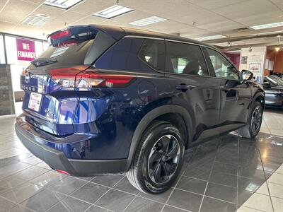 2024 Nissan Rogue SV   - Photo 5 - Hamilton, OH 45015