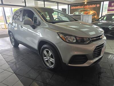 2020 Chevrolet Trax LS   - Photo 3 - Hamilton, OH 45015