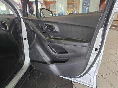 2020 Chevrolet Trax LS   - Photo 11 - Hamilton, OH 45015