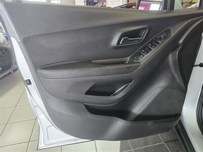 2020 Chevrolet Trax LS   - Photo 6 - Hamilton, OH 45015