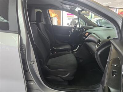 2020 Chevrolet Trax LS   - Photo 13 - Hamilton, OH 45015