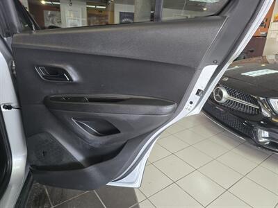 2020 Chevrolet Trax LS   - Photo 15 - Hamilton, OH 45015
