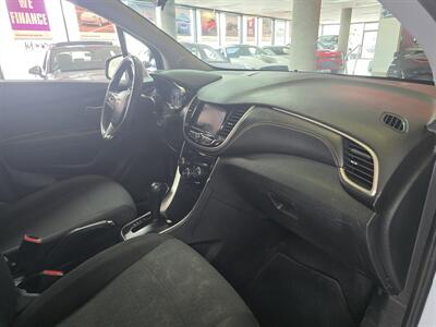 2020 Chevrolet Trax LS   - Photo 12 - Hamilton, OH 45015