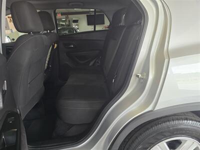 2020 Chevrolet Trax LS   - Photo 10 - Hamilton, OH 45015