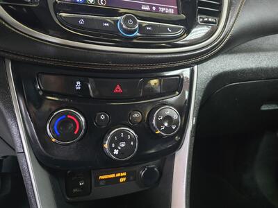2020 Chevrolet Trax LS   - Photo 19 - Hamilton, OH 45015