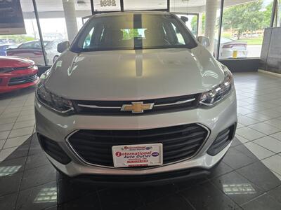 2020 Chevrolet Trax LS   - Photo 2 - Hamilton, OH 45015