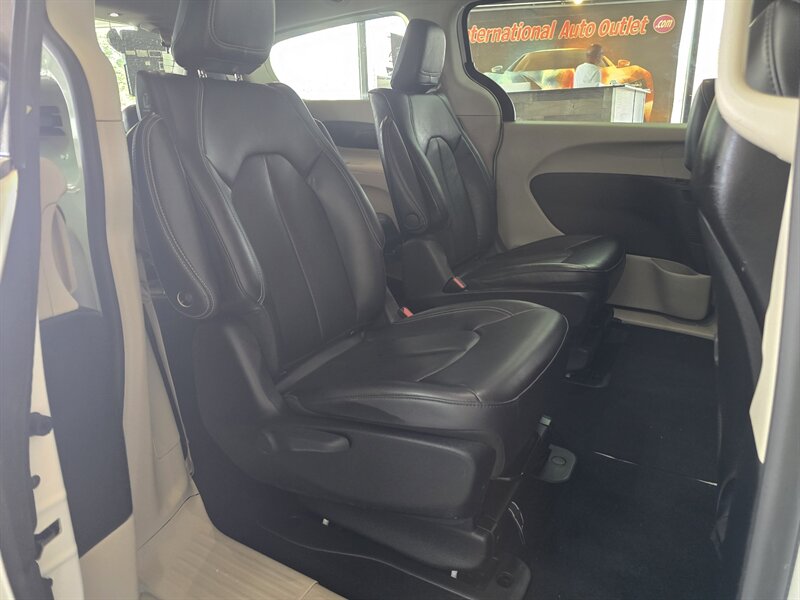 2023 Chrysler Pacifica Plug-In Hybrid Touring L 4DR MINI-VAN /HYBRID - Photo 15 - Hamilton, OH 45015