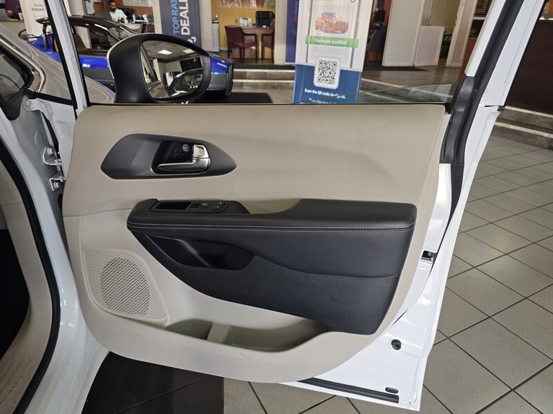 2023 Chrysler Pacifica Plug-In Hybrid Touring L 4DR MINI-VAN /HYBRID - Photo 12 - Hamilton, OH 45015