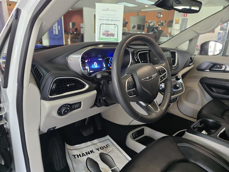 2023 Chrysler Pacifica Plug-In Hybrid Touring L 4DR MINI-VAN /HYBRID - Photo 8 - Hamilton, OH 45015