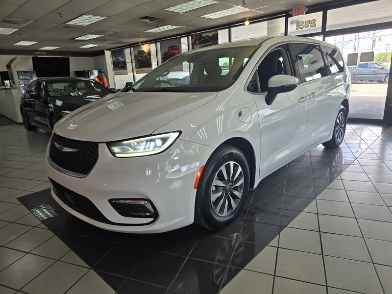 2023 Chrysler Pacifica Plug-In Hybrid Touring L  4DR MINI-VAN /HYBRID   - Photo 1 - Hamilton, OH 45015