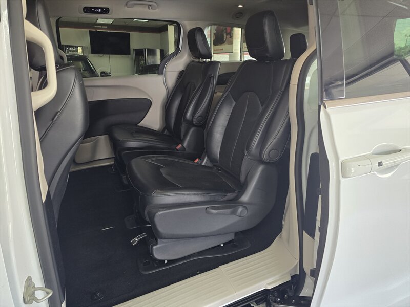 2023 Chrysler Pacifica Plug-In Hybrid Touring L 4DR MINI-VAN /HYBRID - Photo 10 - Hamilton, OH 45015