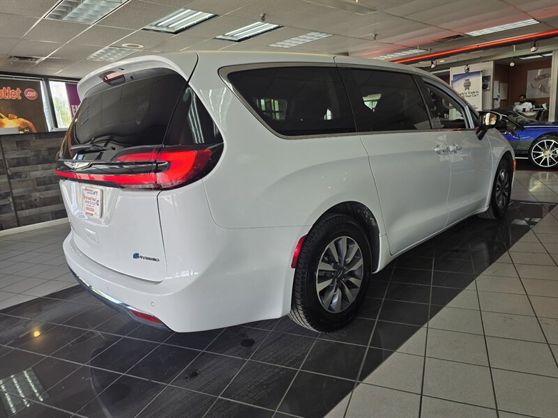2023 Chrysler Pacifica Plug-In Hybrid Touring L 4DR MINI-VAN /HYBRID - Photo 4 - Hamilton, OH 45015
