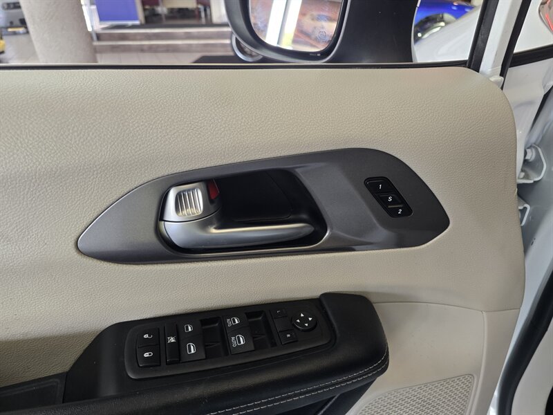 2023 Chrysler Pacifica Plug-In Hybrid Touring L 4DR MINI-VAN /HYBRID - Photo 31 - Hamilton, OH 45015