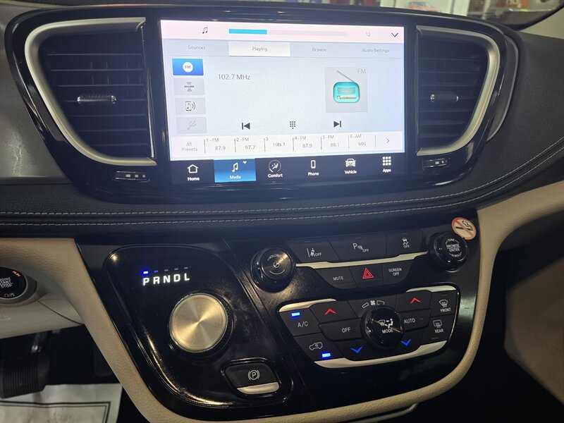 2023 Chrysler Pacifica Plug-In Hybrid Touring L 4DR MINI-VAN /HYBRID - Photo 26 - Hamilton, OH 45015