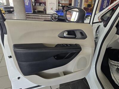2023 Chrysler Pacifica Plug-In Hybrid Touring L 4DR MINI-VAN /HYBRID - Photo 7 - Hamilton, OH 45015