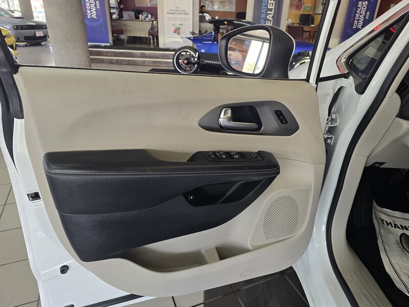 2023 Chrysler Pacifica Plug-In Hybrid Touring L 4DR MINI-VAN /HYBRID - Photo 7 - Hamilton, OH 45015