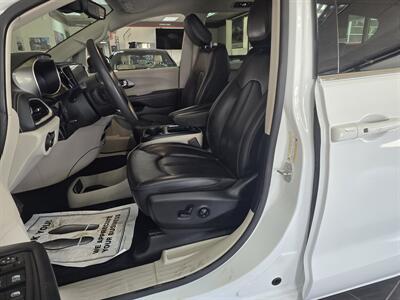 2023 Chrysler Pacifica Plug-In Hybrid Touring L 4DR MINI-VAN /HYBRID - Photo 9 - Hamilton, OH 45015