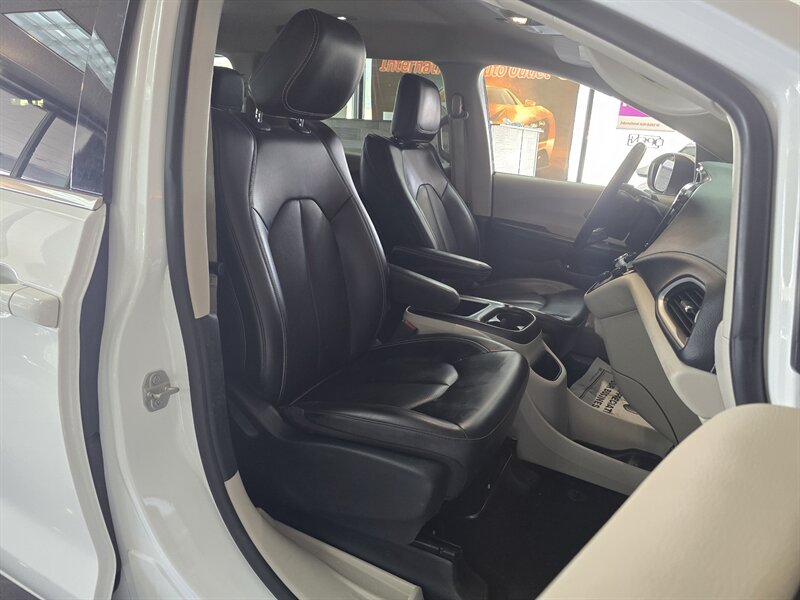 2023 Chrysler Pacifica Plug-In Hybrid Touring L 4DR MINI-VAN /HYBRID - Photo 14 - Hamilton, OH 45015