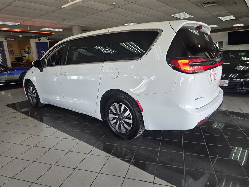 2023 Chrysler Pacifica Plug-In Hybrid Touring L 4DR MINI-VAN /HYBRID - Photo 6 - Hamilton, OH 45015