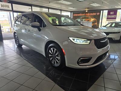 2023 Chrysler Pacifica Plug-In Hybrid Touring L 4DR MINI-VAN /HYBRID - Photo 3 - Hamilton, OH 45015