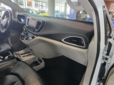 2023 Chrysler Pacifica Plug-In Hybrid Touring L 4DR MINI-VAN /HYBRID - Photo 13 - Hamilton, OH 45015