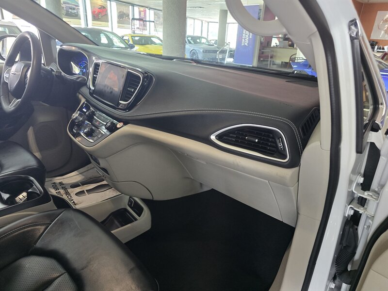 2023 Chrysler Pacifica Plug-In Hybrid Touring L 4DR MINI-VAN /HYBRID - Photo 13 - Hamilton, OH 45015