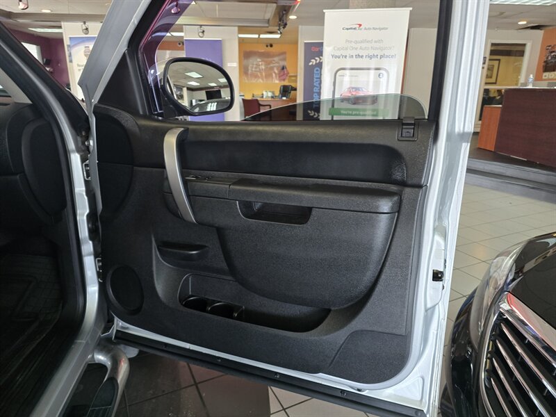 2013 Chevrolet Silverado 1500 LT 4DR EXTENDED CAB - Photo 12 - Hamilton, OH 45015