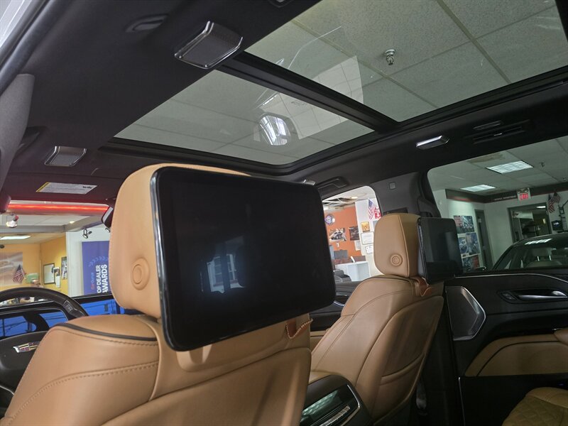 2022 Cadillac Escalade Sport - Photo 12 - Hamilton, OH 45015